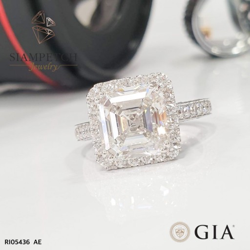 แหวนเพชรใบเซอร์ GIA Asscher cut 5.04 กะรัต น้ำ98 วางบนตัวเรือนทองคำขาว ดีไซน์สวย หรูหรา ฝังเพชรน้ำดี RI05436